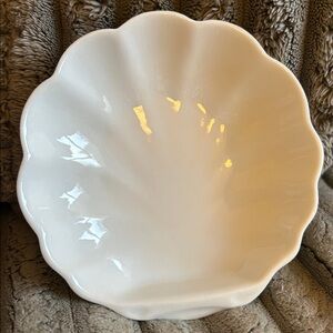 Lillian Vernon Exclusive Vintage Porcelain Shell
Dish Model LV4591 Collectible
